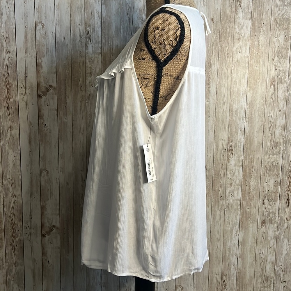 🐺a.n.a. Ruffle White Tank Top - Picture 3 of 7